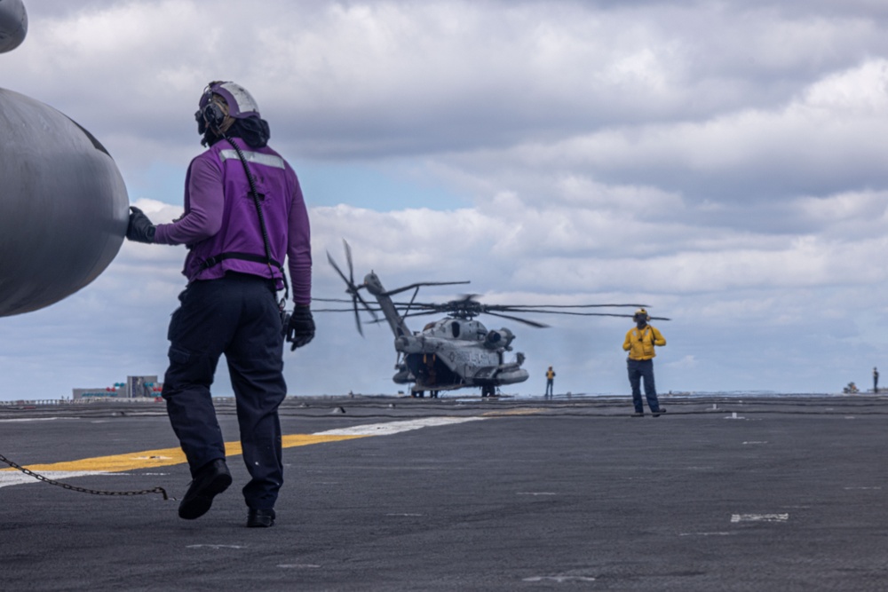 Heavy Haulers Land on USS Abraham Lincoln