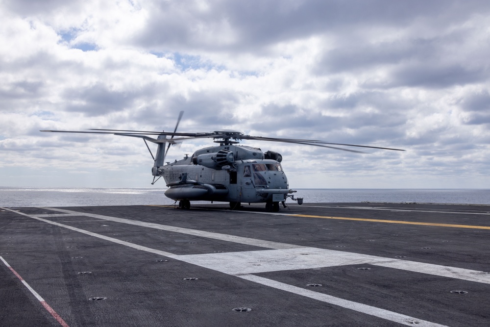 Heavy Haulers Land on USS Abraham Lincoln   