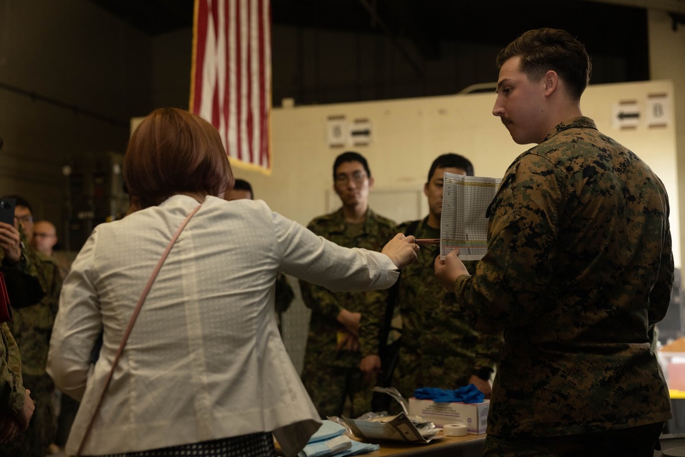 U.S. Navy Corpsman with 3rd Medical Battalion demonstrate a blood transfusion for the Japanese Ground Self Defense Force