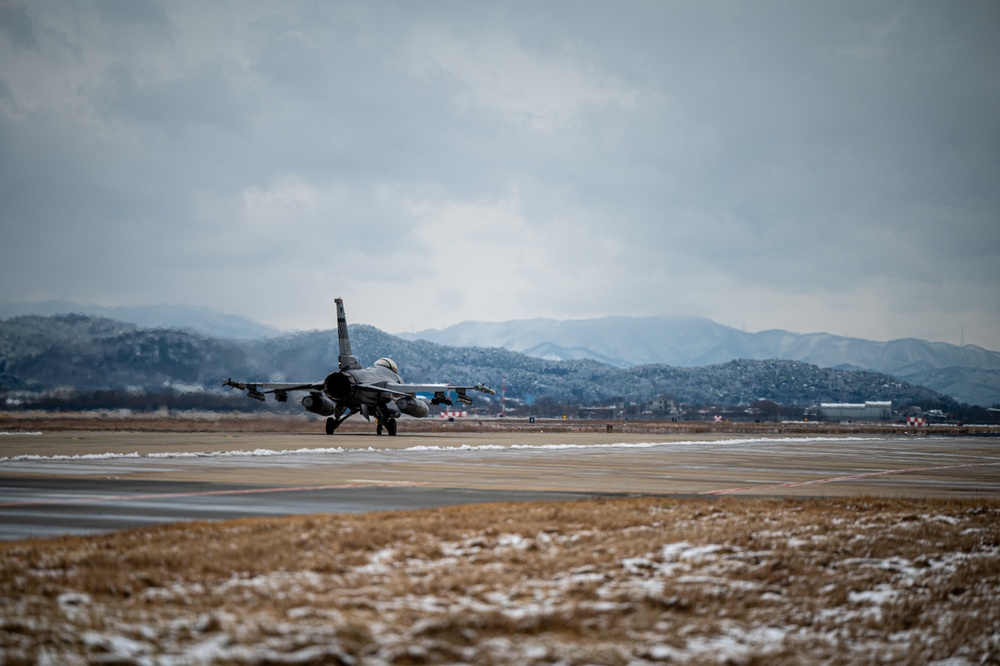 Osan F-16s enhance interoperability in Thirsty Fiend