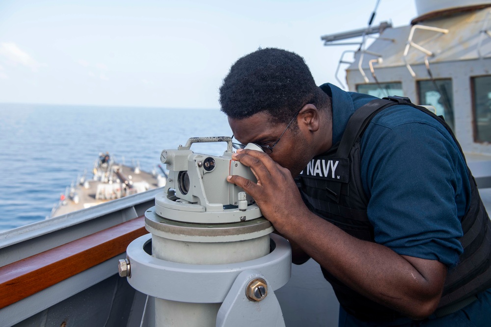 USS Mason Transits the Bab al-Mandeb