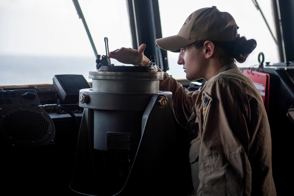 USS Mason Transits the Bab al-Mandeb