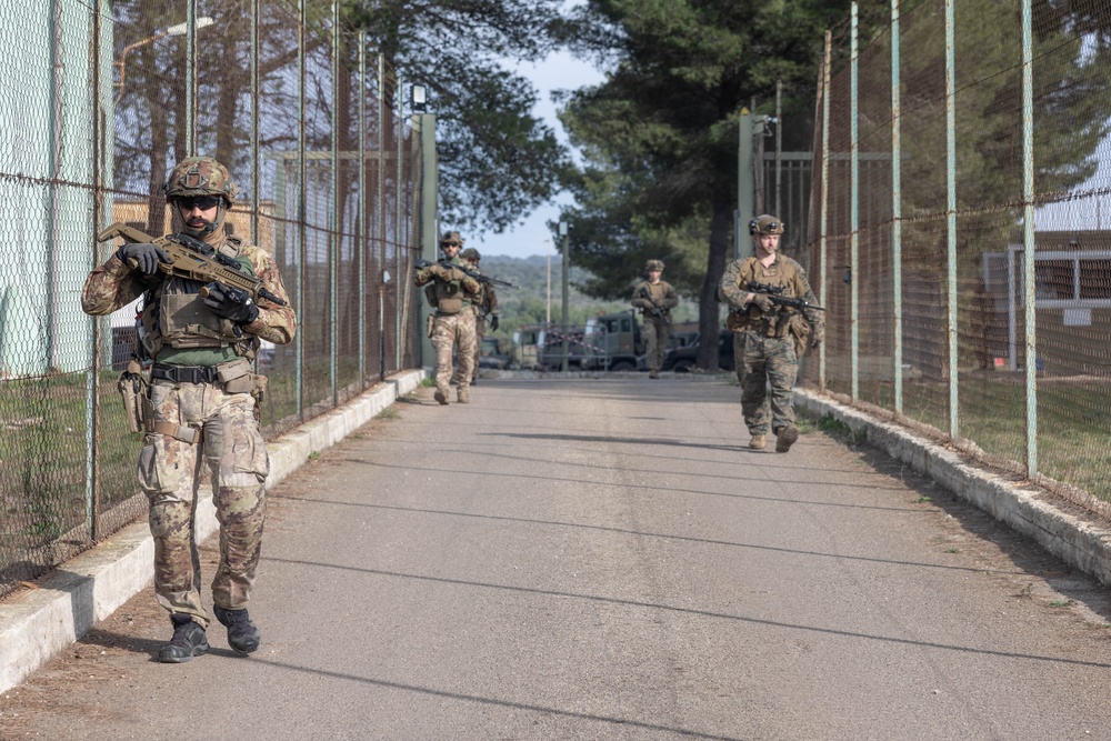 26th MEU(SOC) and Italian San Marco Brigade Marines Exchange Patrolling TTPs