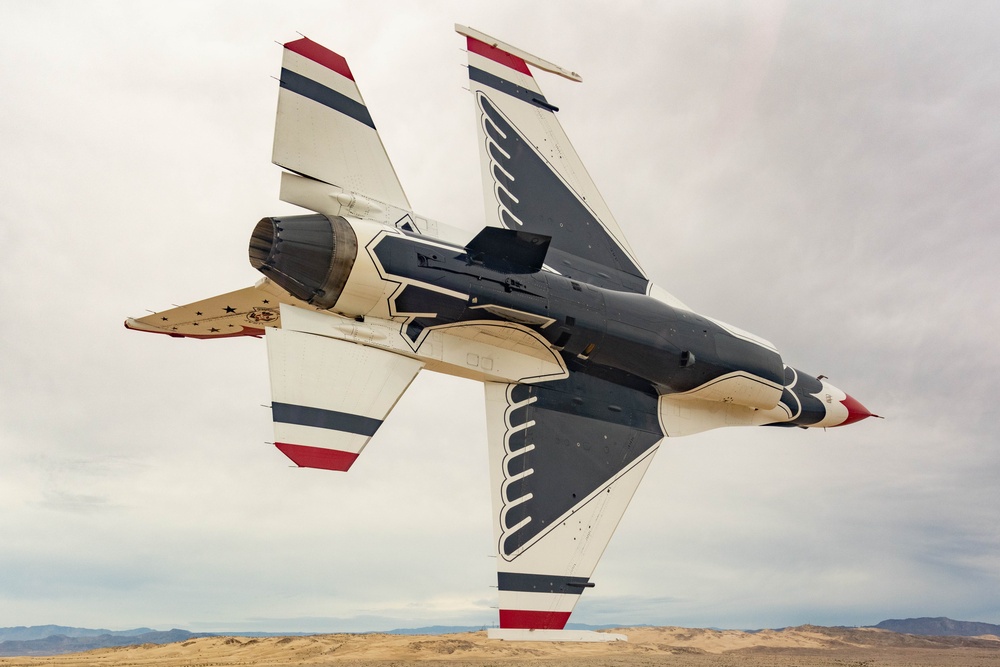 Thunderbirds perform photo chase over El Centro