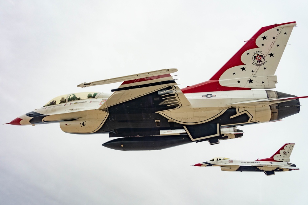 Thunderbirds perform photo chase over El Centro