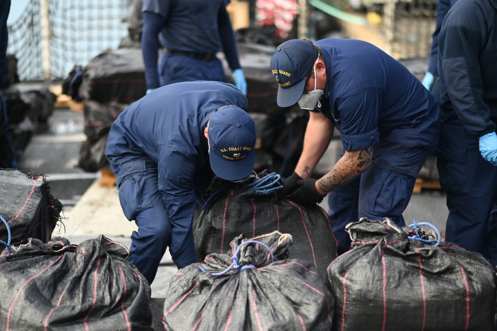 Coast Guard Cutter Alert crewmembers conduct drug offload in San Diego