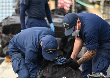 Coast Guard Cutter Alert crewmembers conduct drug offload in San Diego