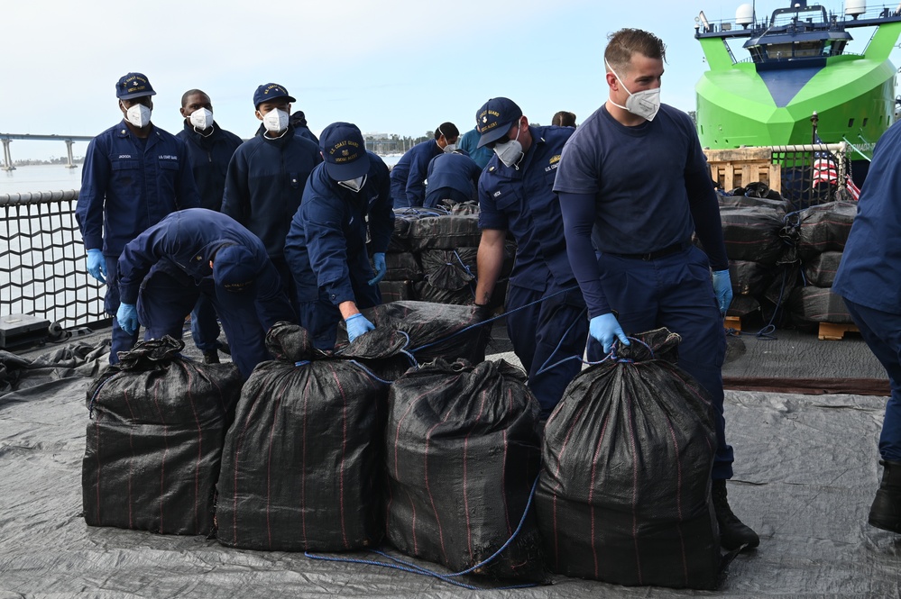 Coast Guard Cutter Alert crewmembers conduct drug offload in San Diego