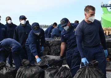 Coast Guard Cutter Alert crewmembers conduct drug offload in San Diego