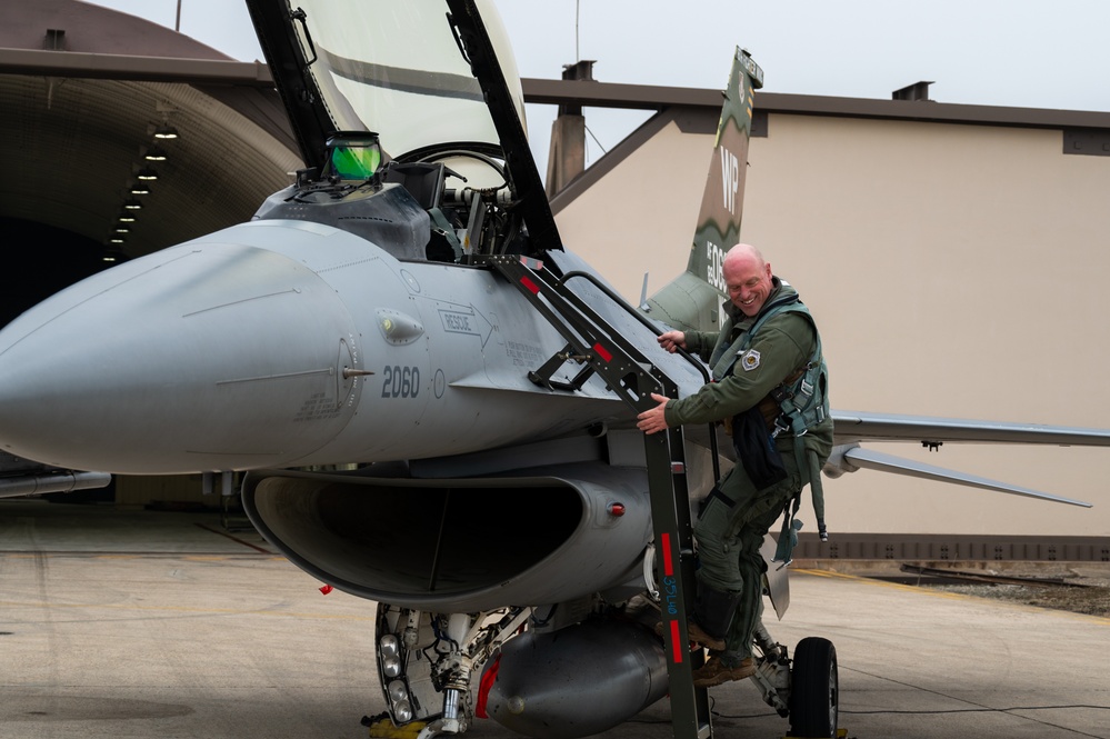 Wolf flies 8th FW heritage tail F-16