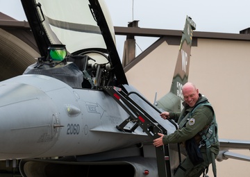 Wolf flies 8th FW heritage tail F-16