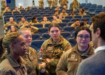 Journalist praises military medics during visit to RAF Lakenheath