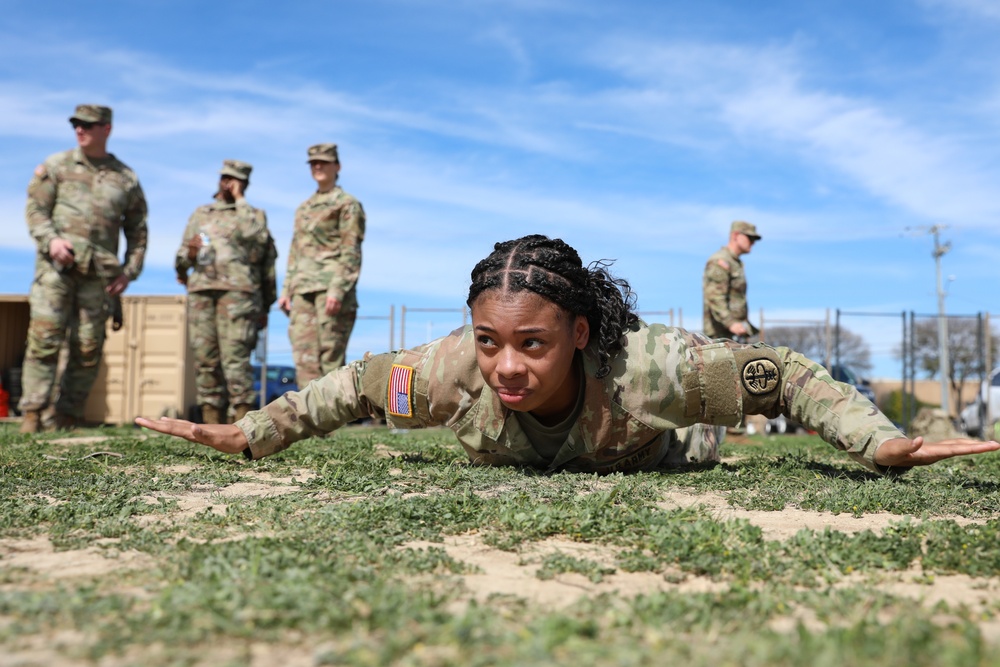 Soldiers with Medical Readiness Battalion compete for a chance to go to the Medical Readiness Command, West: Best Leader Competition