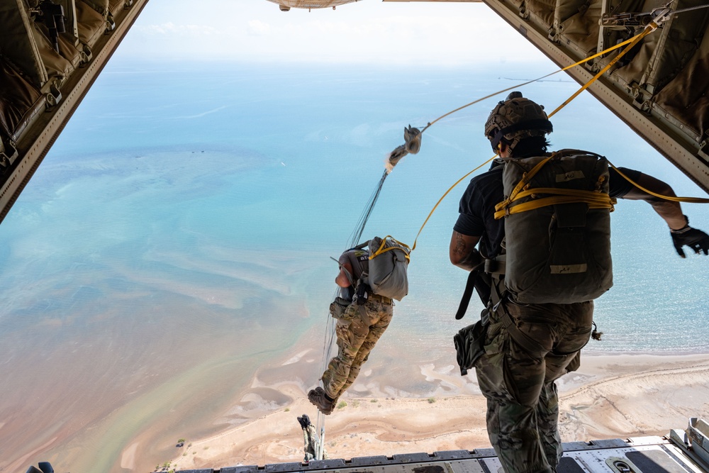 USMC provides platform for USAF jump training