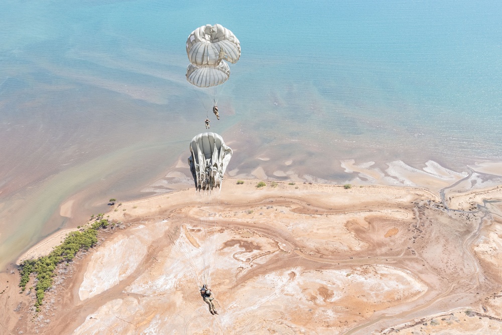 USMC provides platform for USAF jump training