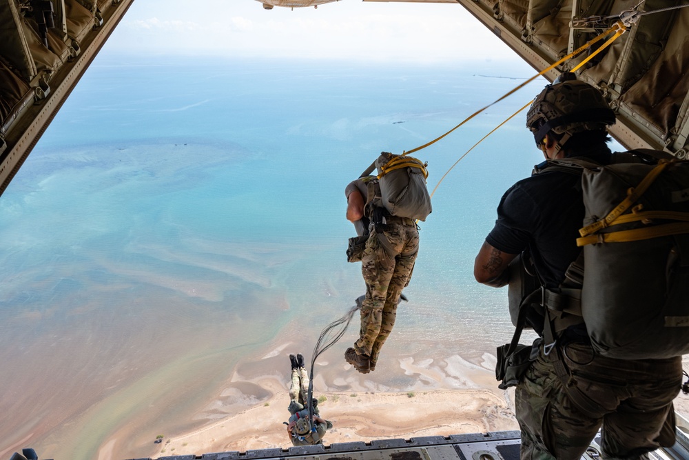 USMC provides platform for USAF jump training