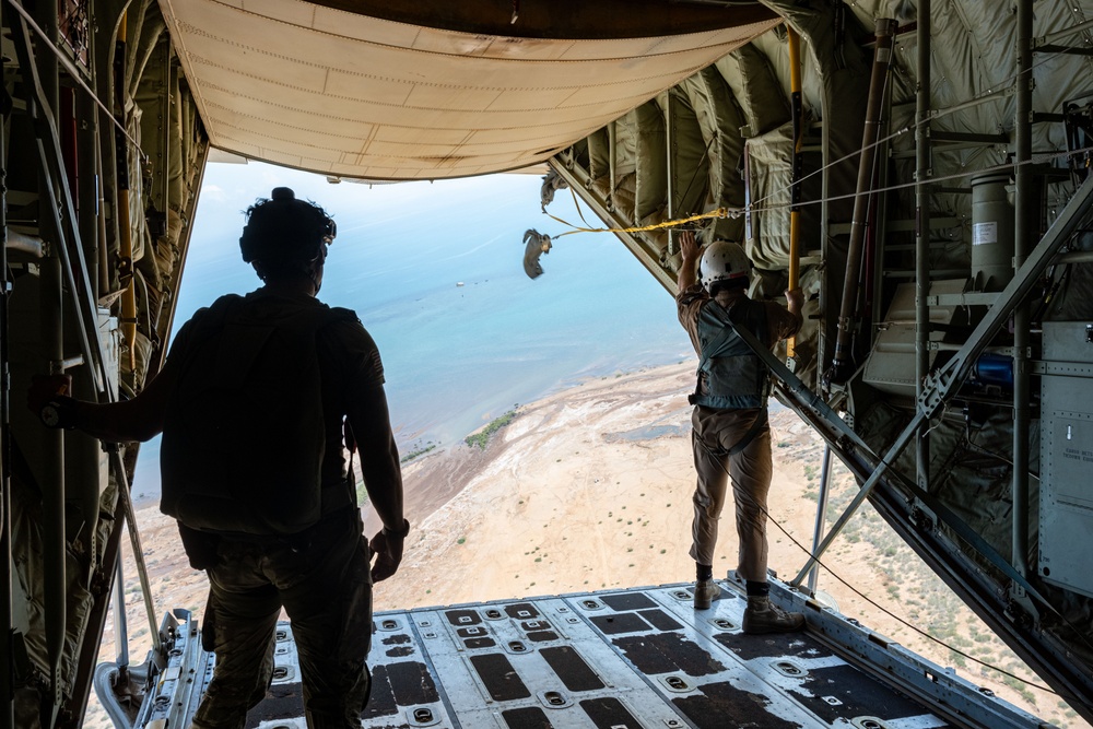 USMC provides platform for USAF jump training