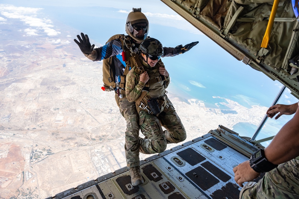 USMC provides platform for USAF jump training