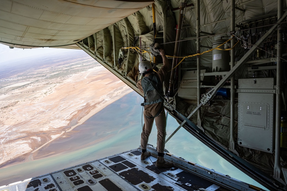 USMC provides platform for USAF jump training