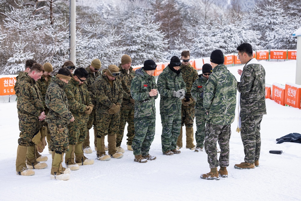 Korea Viper 24.1 |  U.S. and Republic of Korea Marine Practice Downhill Skiing Techniques