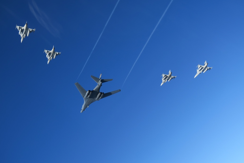 U.S. Air Force bomber conducts training with Swedish Air Force