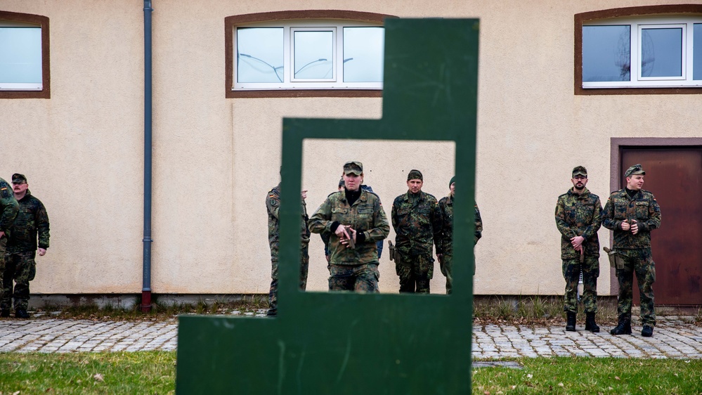 Bundeswehr Medical Academy soldiers practice basic operations of U.S. Army weapons