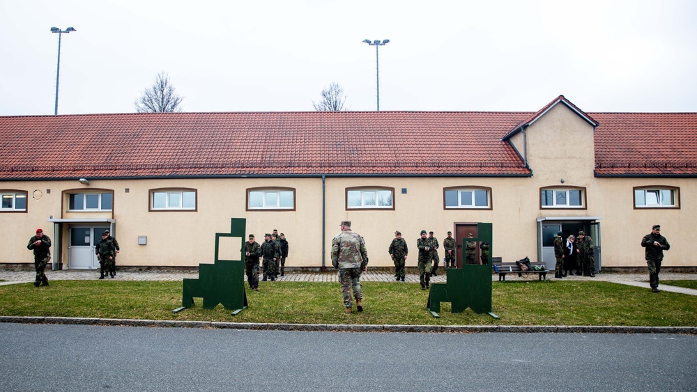 Bundeswehr Medical Academy soldiers practice basic operations of U.S. Army weapons