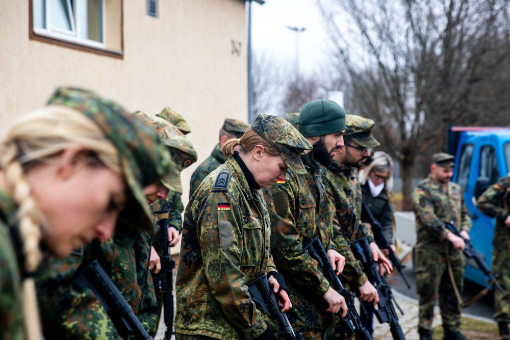 Bundeswehr Medical Academy soldiers practice basic operations of U.S. Army weapons