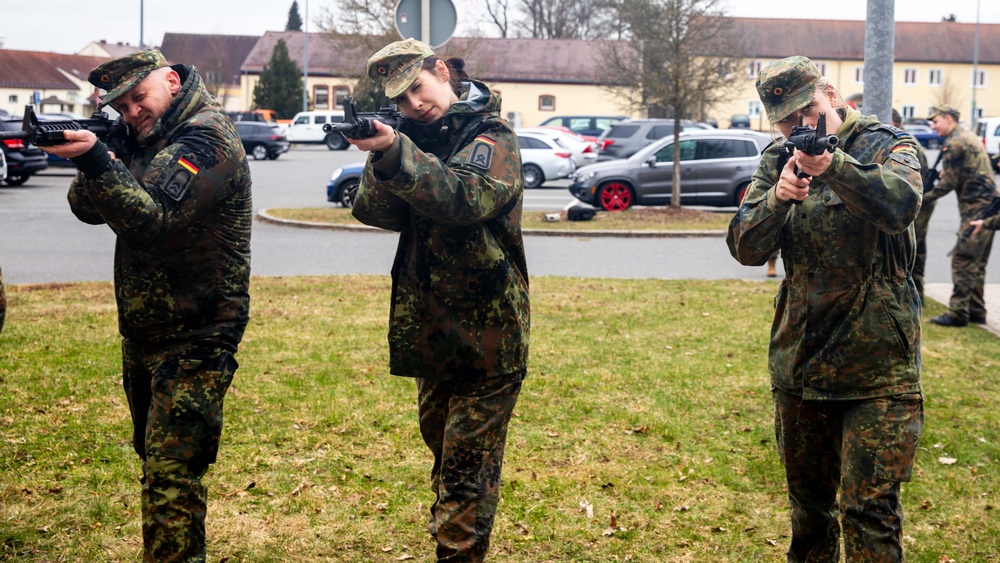 Bundeswehr Medical Academy soldiers practice basic operations of U.S. Army weapons