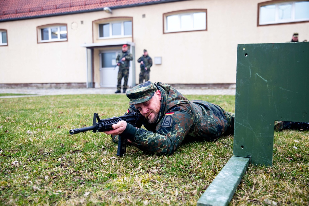 Bundeswehr Medical Academy soldiers practice basic operations of U.S. Army weapons