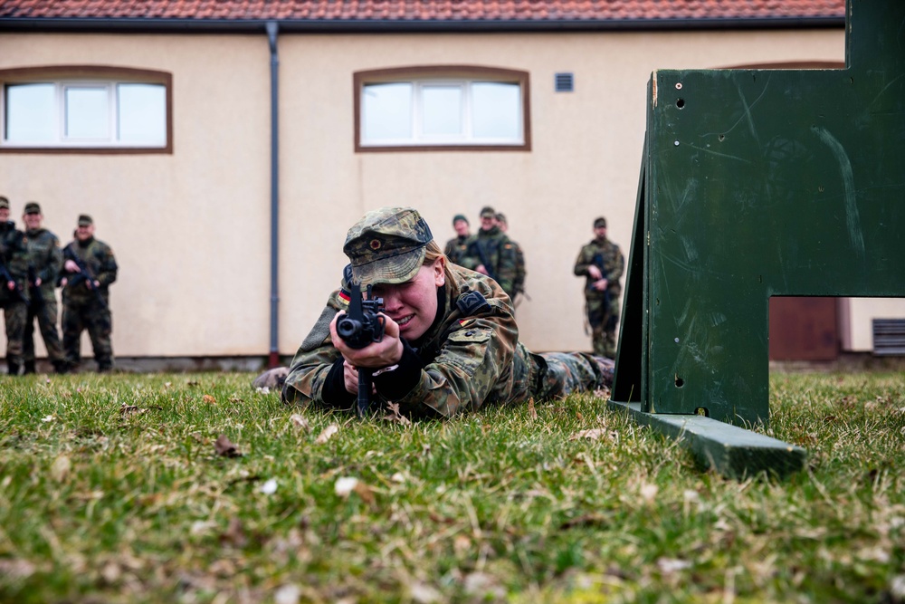 Bundeswehr Medical Academy soldiers practice basic operations of U.S. Army weapons