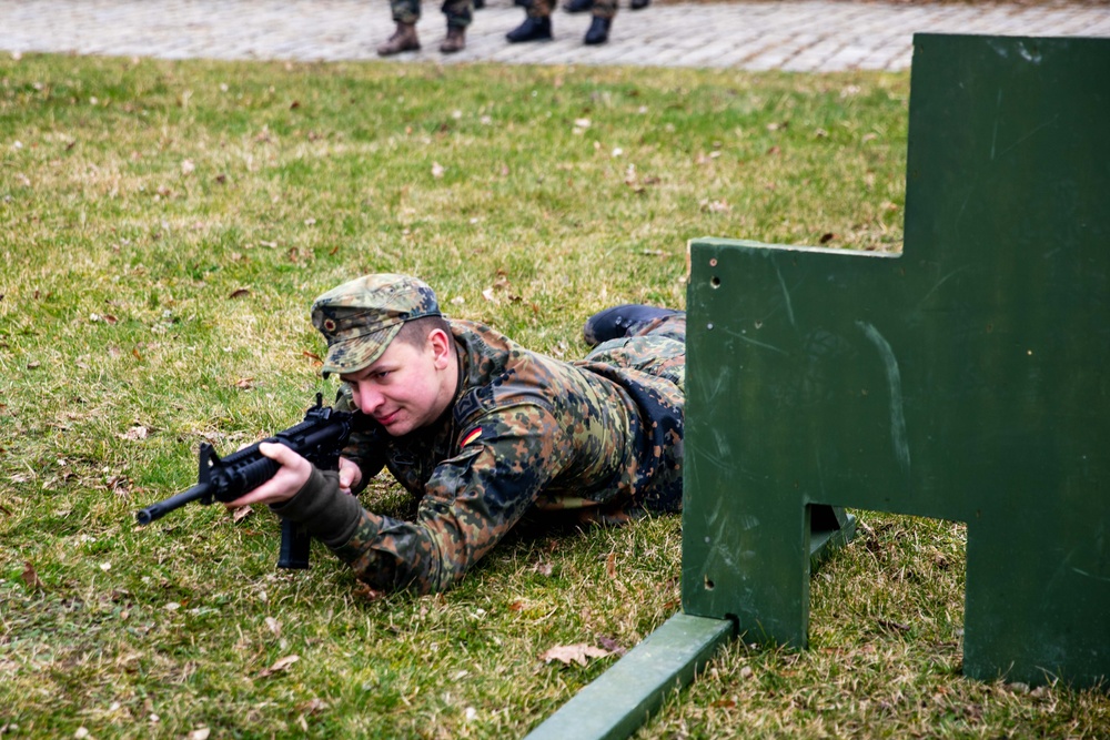 Bundeswehr Medical Academy soldiers practice basic operations of U.S. Army weapons