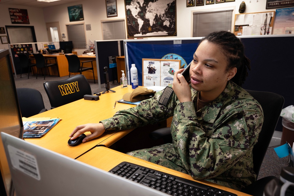 Jacksonville, Fla. Sailor is Recruiter in the Spotlight