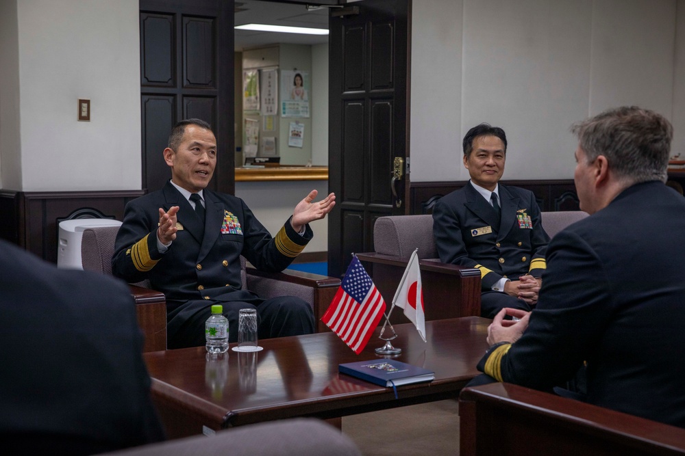 7th Fleet Commander Meets with JMSDF Yokosuka District Commandant