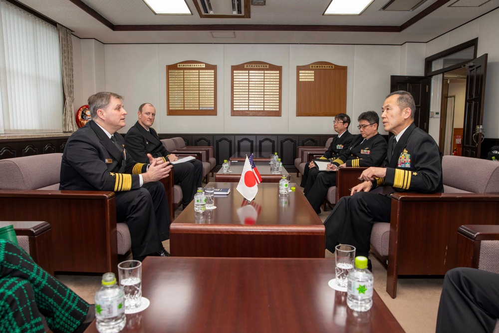 7th Fleet Commander Meets with JMSDF Yokosuka District Commandant