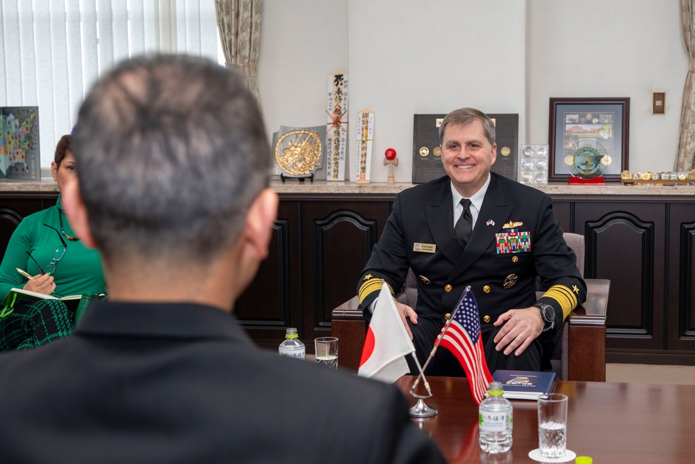 7th Fleet Commander Meets with JMSDF Yokosuka District Commandant