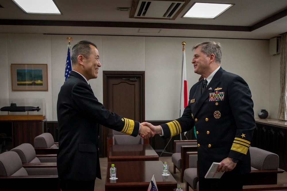 7th Fleet Commander Meets with JMSDF Yokosuka District Commandant