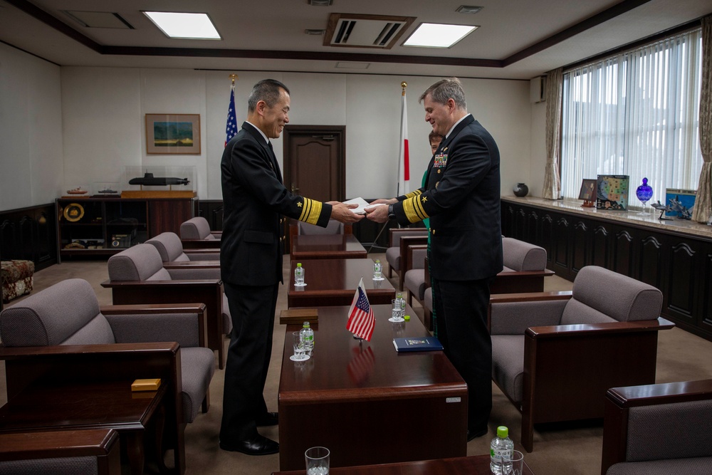 7th Fleet Commander Meets with JMSDF Yokosuka District Commandant