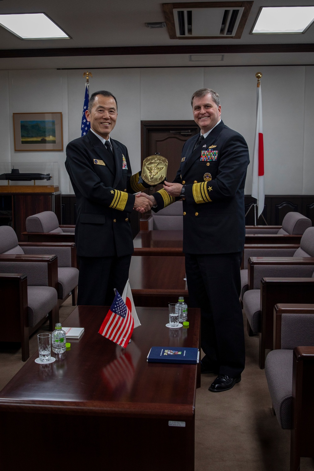 7th Fleet Commander Meets with JMSDF Yokosuka District Commandant