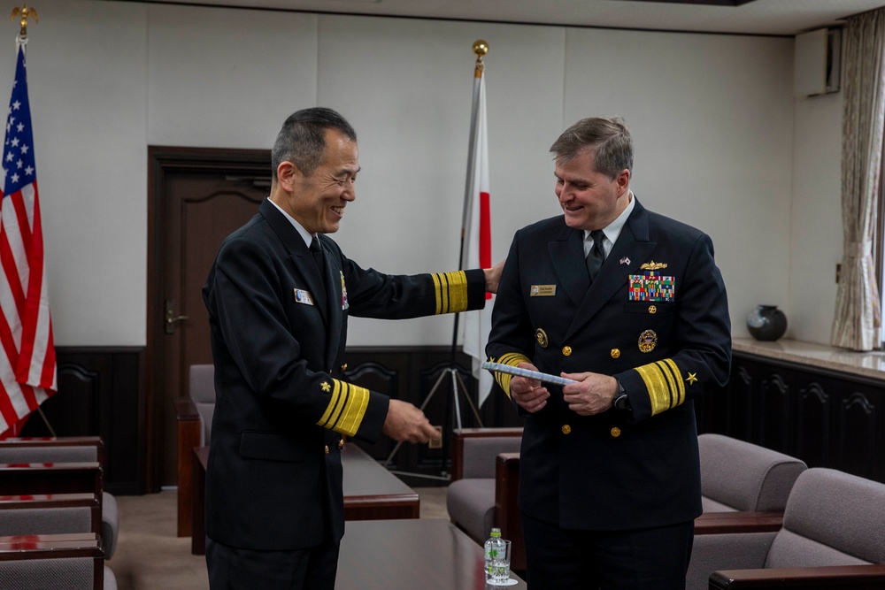 7th Fleet Commander Meets with JMSDF Yokosuka District Commandant