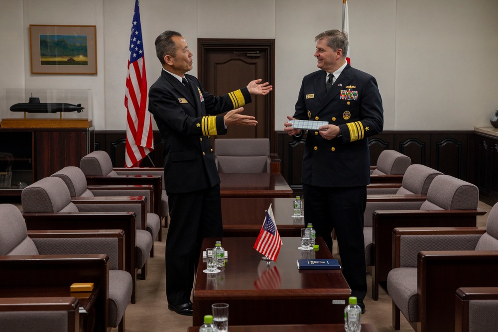 7th Fleet Commander Meets with JMSDF Yokosuka District Commandant