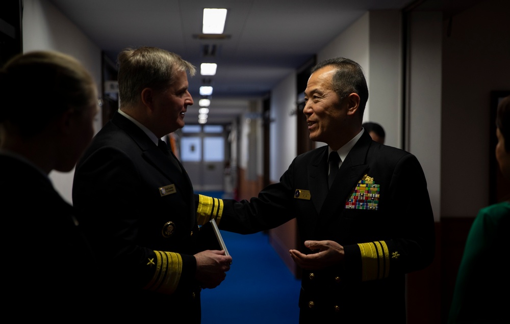 7th Fleet Commander Meets with JMSDF Yokosuka District Commandant