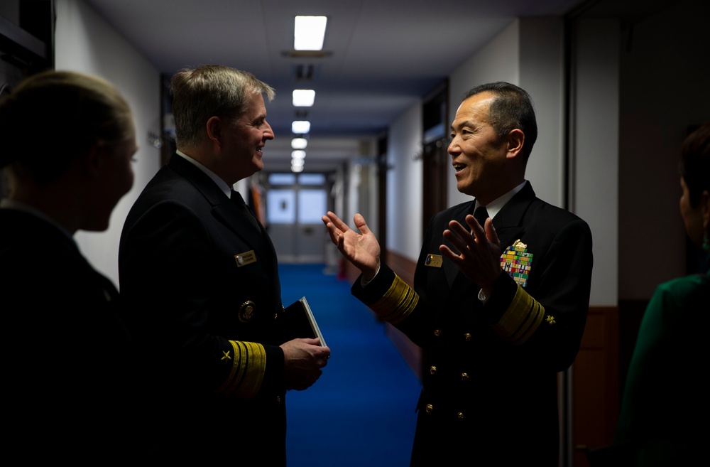 7th Fleet Commander Meets with JMSDF Yokosuka District Commandant