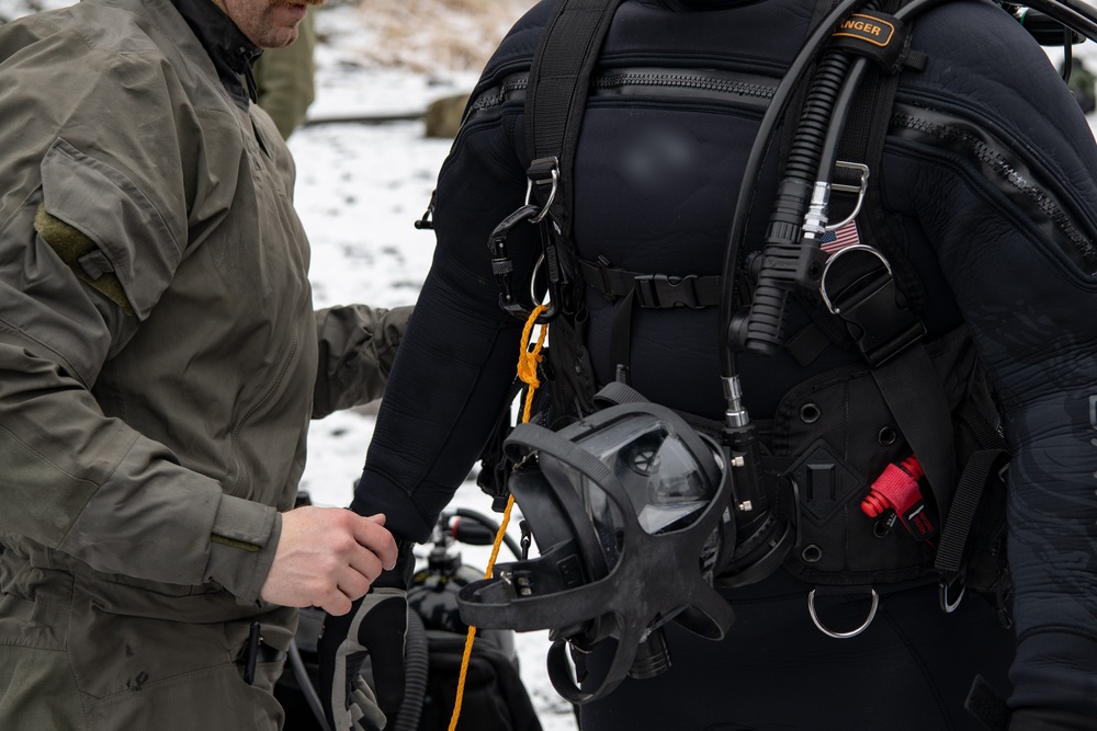 Navy SEALs, Green Berets, Norwegian Commandos Dive in the Arctic