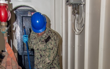 USS Ronald Reagan (CVN 76) Sailors lay floor resin