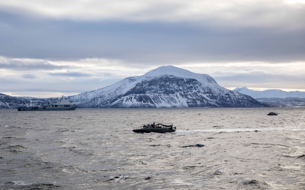 USS Gunston Hall Conducts Well Deck Operations with Swedish Marines in support of Steadfast Defender 24