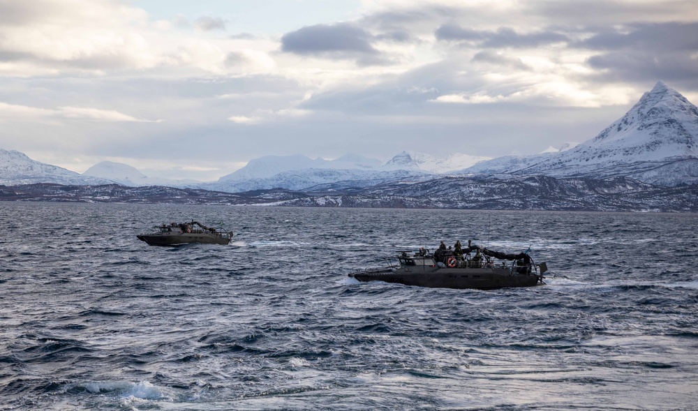 DVIDS - Images - USS Gunston Hall Conducts Well Deck Operations with ...