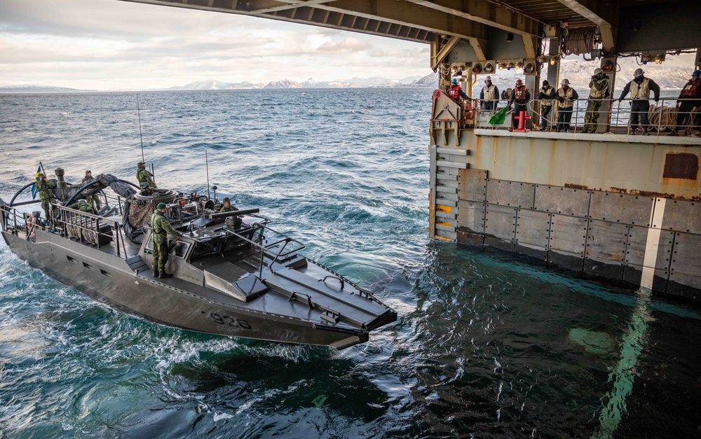 USS Gunston Hall Conducts Well Deck Operations with Swedish Marines in support of Steadfast Defender 24