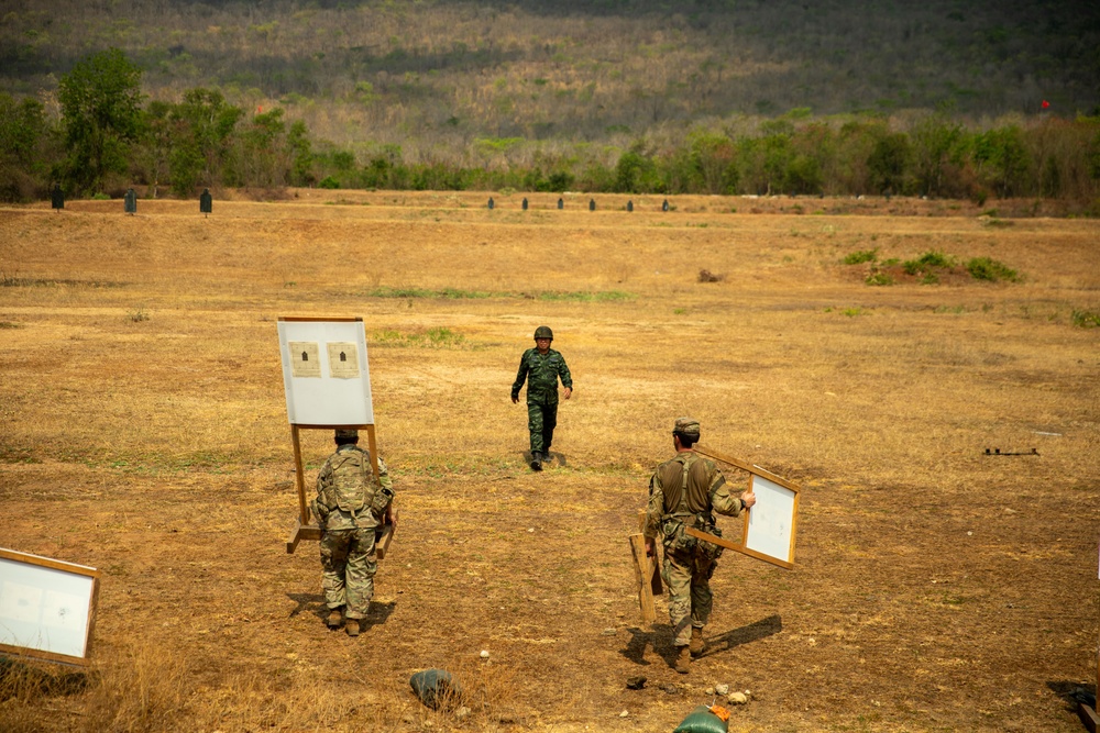 US and Thai Soldiers train at Range 2