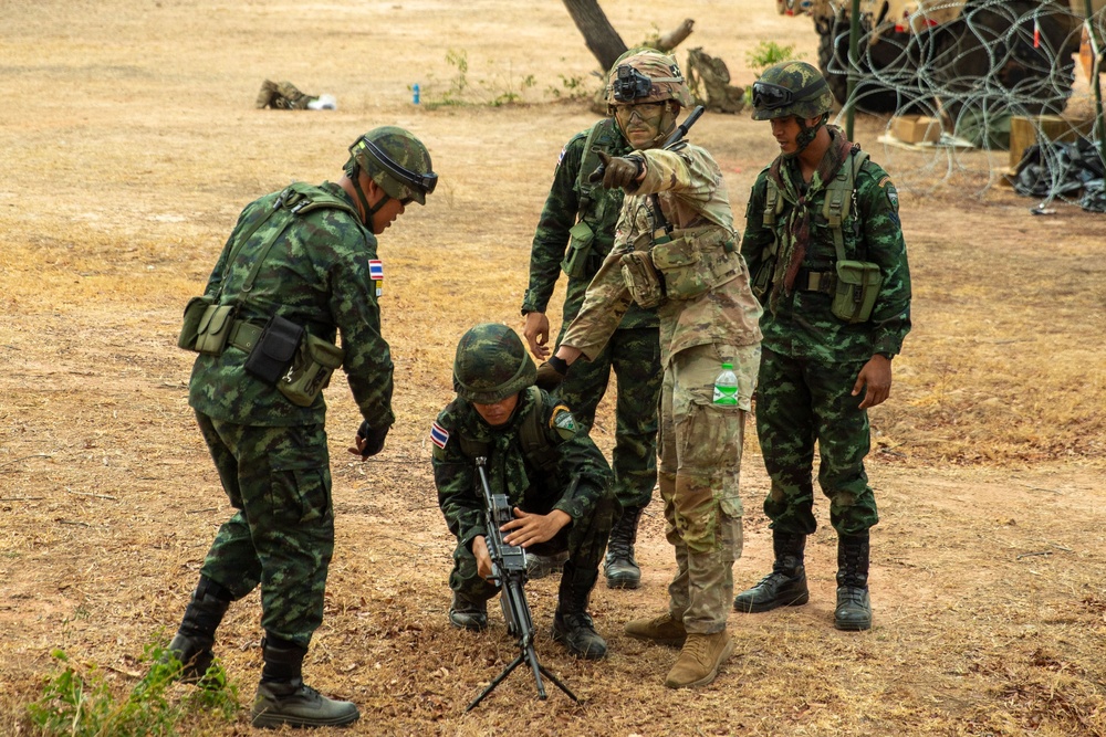 US and Thai Soldiers train at Range 2